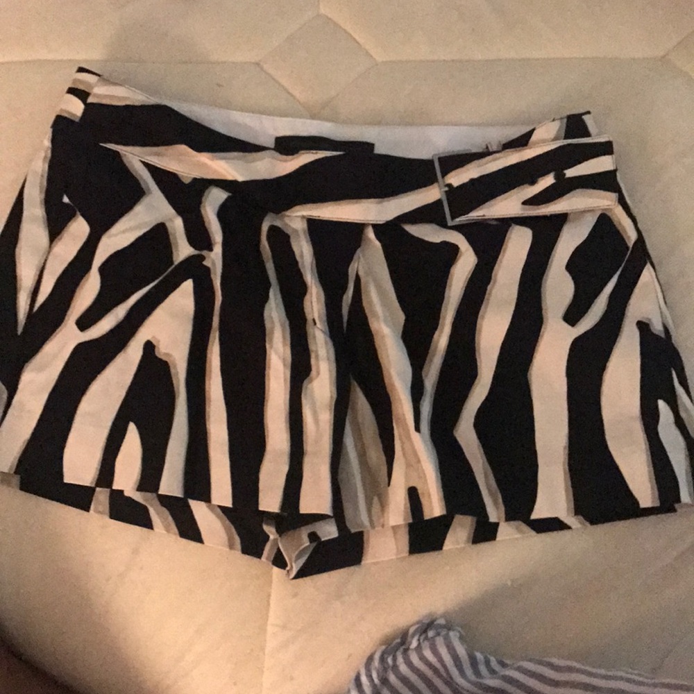 Express editor Shorts size 6 black/cream/gray